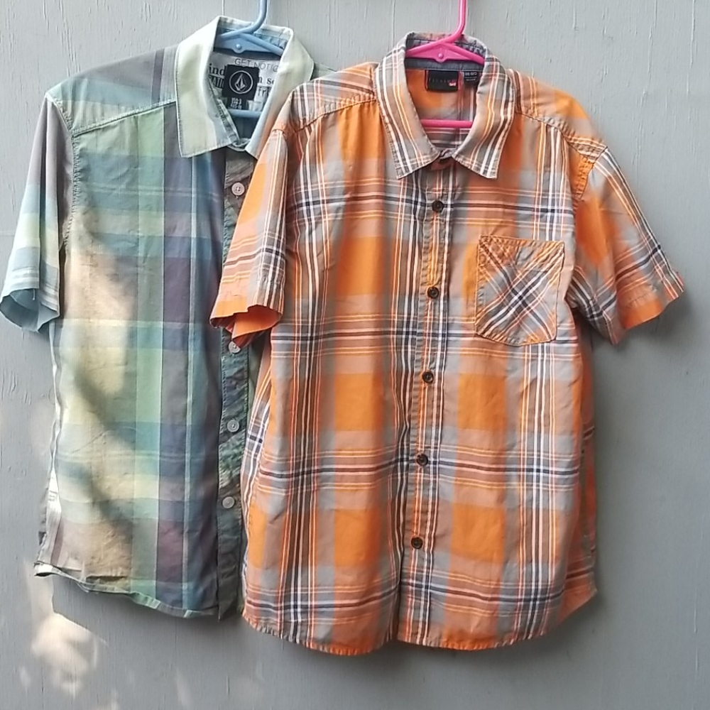2 BOYS SHORT SLEEVE BUTTON SHIRTS
